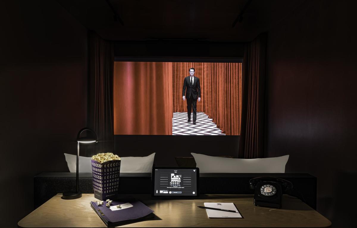 A párizsi hotel, aminek minden lakosztálya egyben mozi is