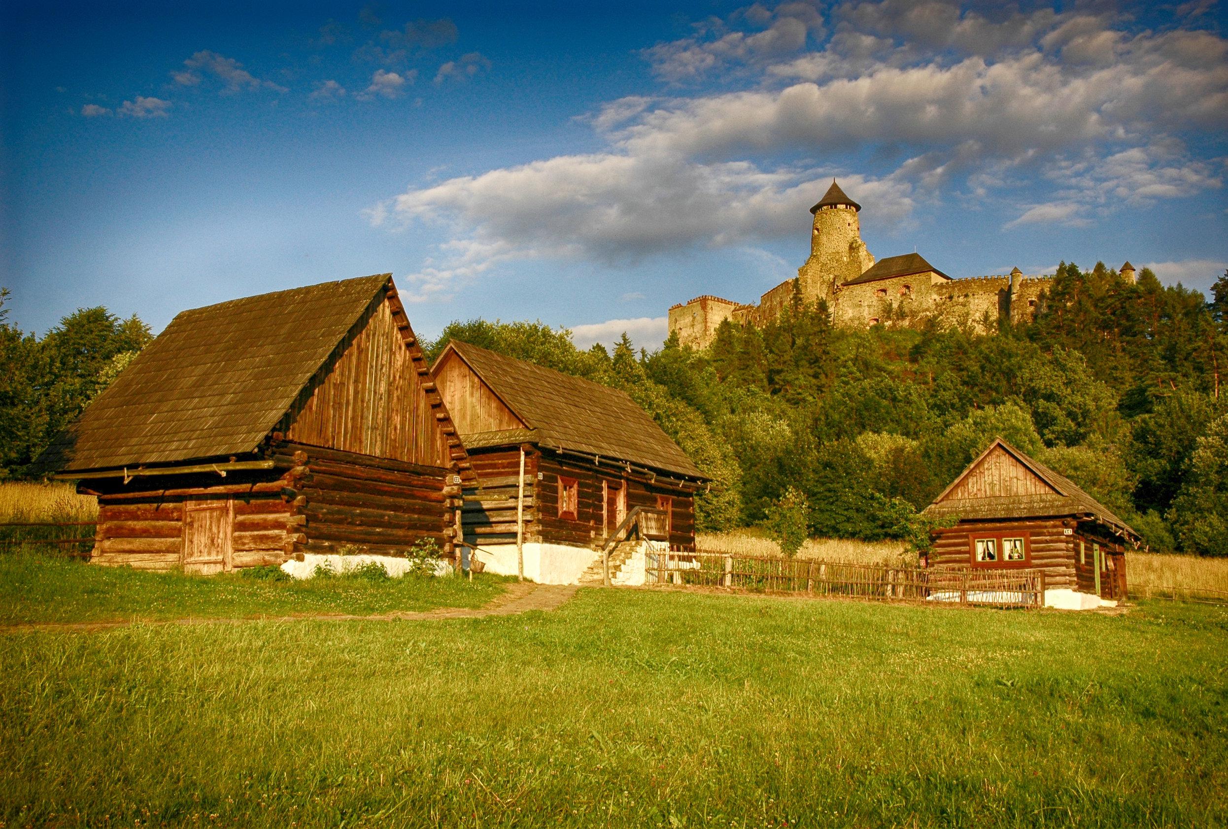 Vár és skanzen Ólublóban