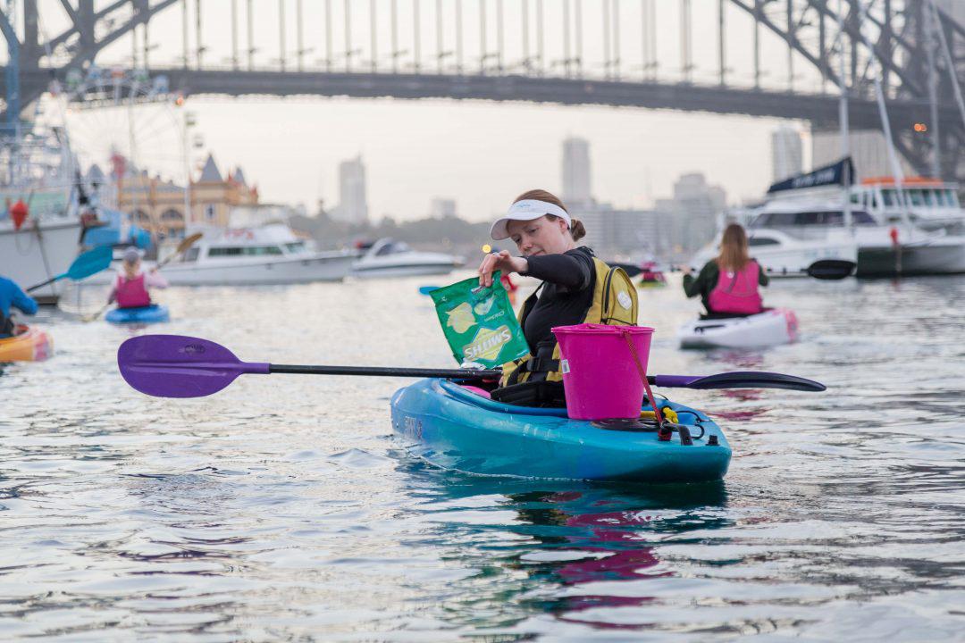 S pádlami proti odpadkom: Sydney ponúka výlety na kajakoch s čistením prírody