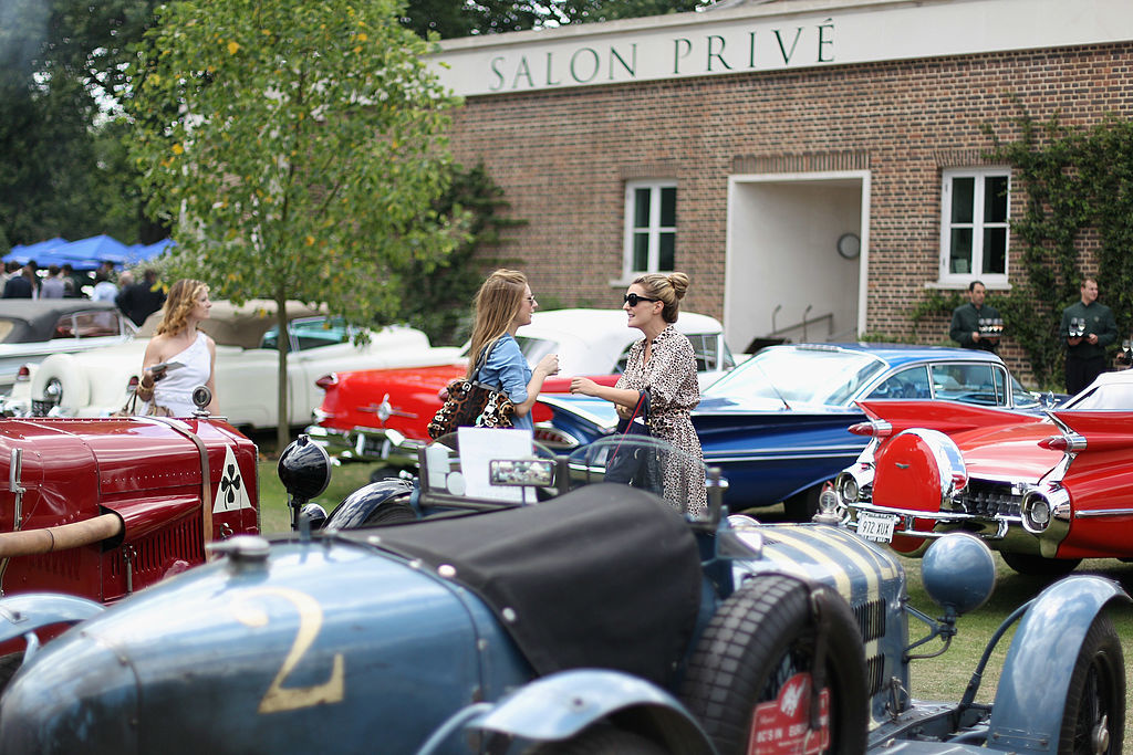 SALON PRIVÉ:  RÖVID HALASZTÁS